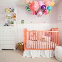 Разноцветные шары над кроваткой младенца