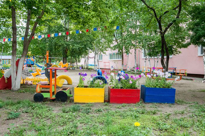 Клумба в виде паровозика в детском саду