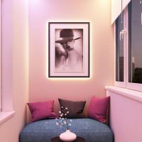 Розовые стены балкона в квартире девушки