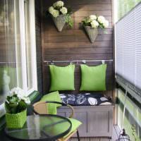 Зеленые подушки на деревянной стене