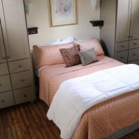 Розовый текстиль в интерьере спальни
