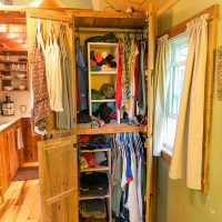Самодельный шкаф для одежды в прихожей частного дома
