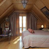 Деревянный пол в спальне мансарды