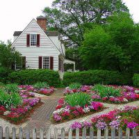 Цветники в палисаднике загородного дома