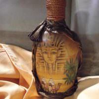 Египетская символика на декорированной бутылке
