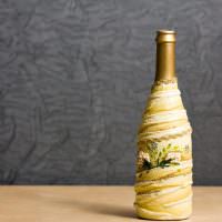 Декор бутылки из обрезков ткани