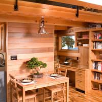 Деревянная мебель в интерьере небольшого домика