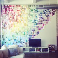 Декор стены разноцветными кусочками бумаги