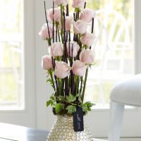 Нежно-розовые цветы в металлической вазе