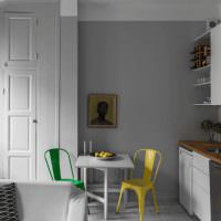 Яркие стулья в серой кухне