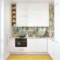 Желтый коврик в дизайне маленькой кухни