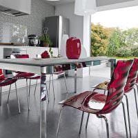 Пластиковые стулья в интерьере кухни
