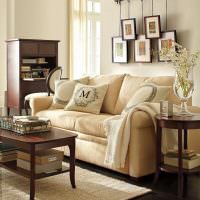 Удобный диван с обивкой кремового цвета
