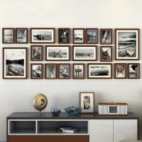 Коллекция фотографий на стене гостиной