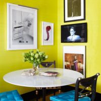 Обеденный столик в углу между желтыми стенами