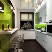 Зеленый цвет в интерьере узкой кухни