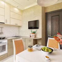 Черный телевизор в дизайне кухонного помещения