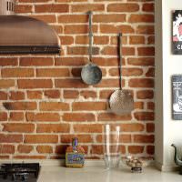 Старинные кухонные принадлежности на кирпичной стене
