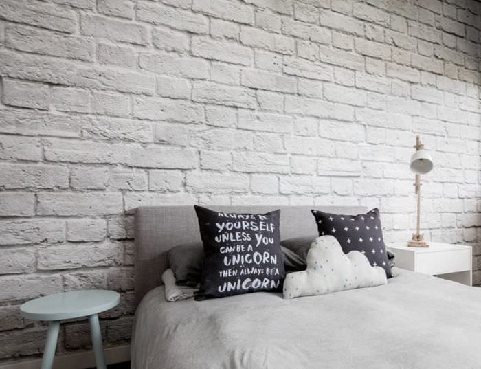 Крашенная стена из силикатного кирпича в интерьере спальни