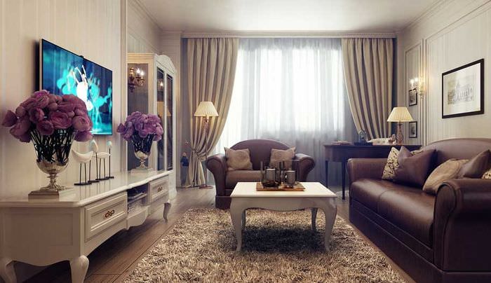 Кожаный диван в гостиной с бежевыми стенами