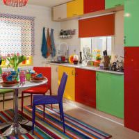 Полосатый ковер на кухне с цветными фасадами