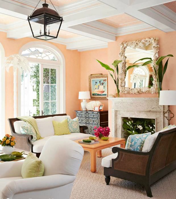 Интерьер гостиной с арочными окнами и персиковыми стенами