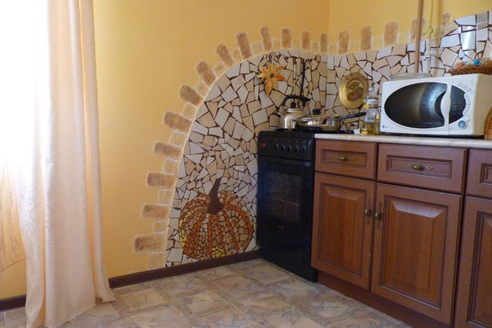 Декорирование кухонной стены осколками керамической плитки