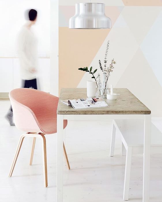 Розовое кресло в гостиной стиля минимализма