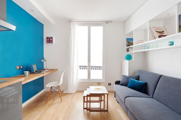 Синяя стена в дизайне современной гостиной