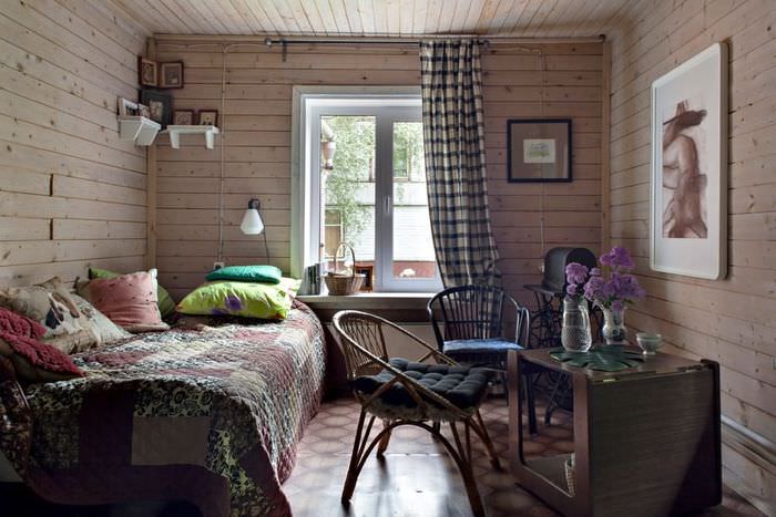Интерьер комнаты в домике с деревянными стенами