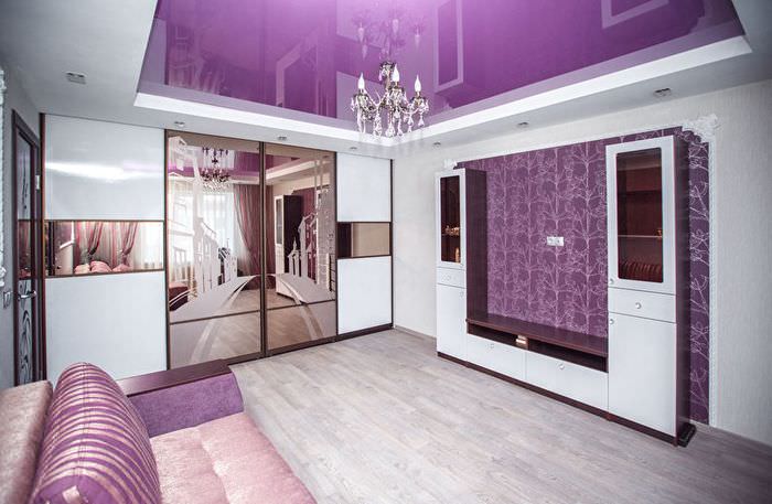 Натяжной потолок с глянцевой поверхностью фиолетового цвета