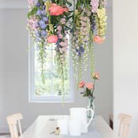 Живые цветы над обеденным столом