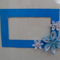 Синяя рамка из картона с цветами из полимерной глины