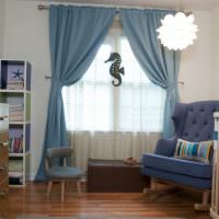 Голубые шторы в комнате для новорожденного