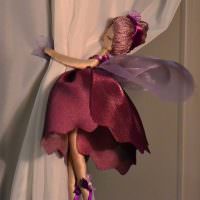 Куколка сказочной феи на занавеске кремового оттенка