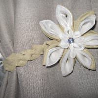 Цветок из обрезков ткани для украшения шторы