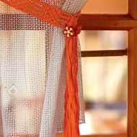 Подвязка для шторы из оранжевых нитей