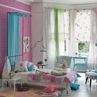 Интерьер детской комнаты с разноцветными шторами