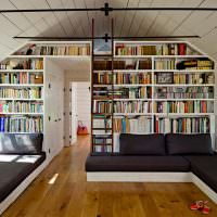 Серые диваны в зале-читальне частного дома