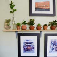 Деревянная полочка для комнатных растений