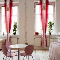 Розовые шторы на окнах квартиры студии