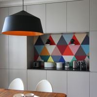 Разноцветные треугольники на кухонном фартуке