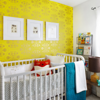 Желтые обои в детской комнате для новорожденного