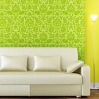 Сочетание зеленых обоев с желтой стеной