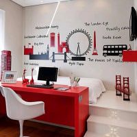 Красный стол в белой комнате