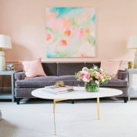 Дизайн гостиной с розовыми стенами