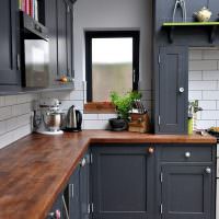 Деревянная столешница кухонного гарнитура с серыми дверками