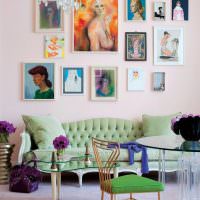 Картины с женщинами на розовой стене