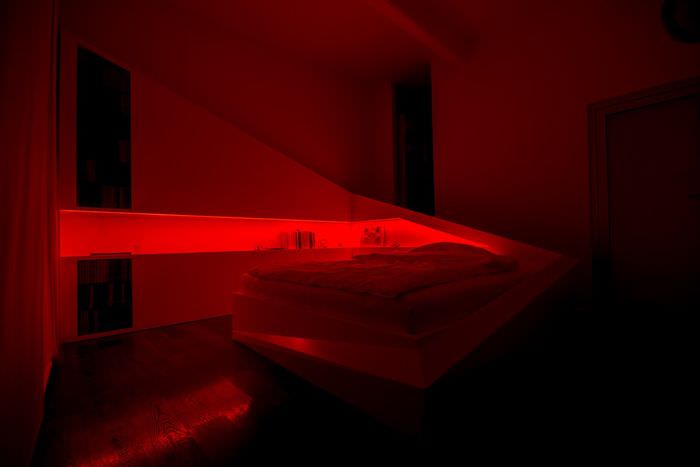 Красный свет в спальной комнате