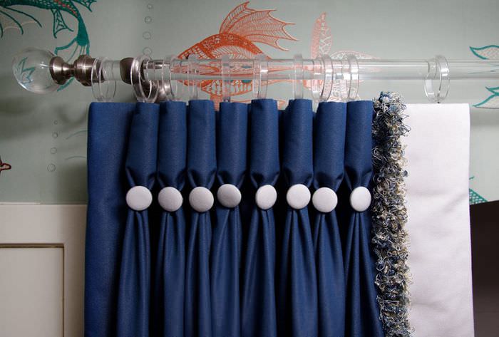 Складки с декоративными пуговицами на шторах в спальне